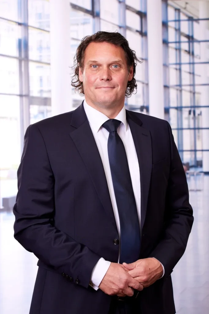 Das Bild zeigt den Geschäftsführer Robert Hilzensauer