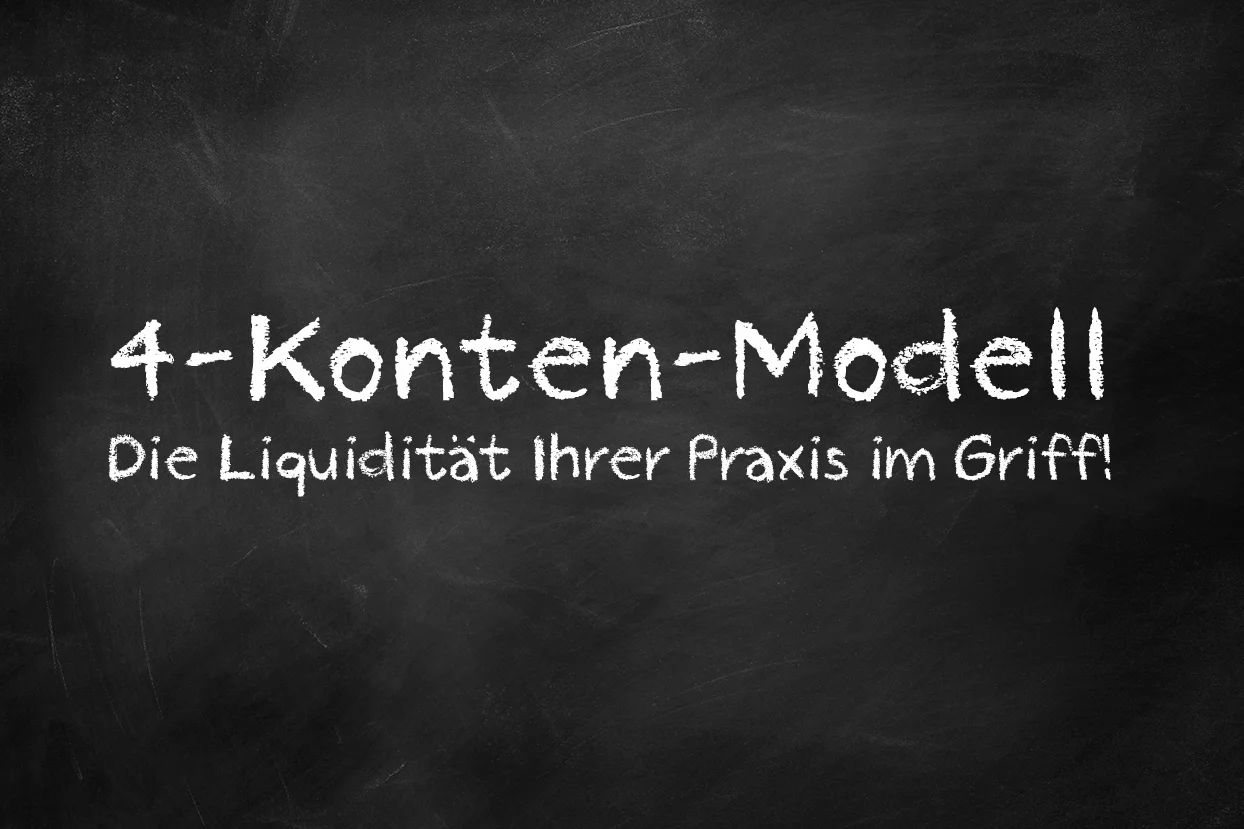 Das Bild zeigt eine schwarze Tafel, auf der mit weißer Kreide in großen Buchstaben „4-Konten-Modell“ für Zahnärzte geschrieben steht.