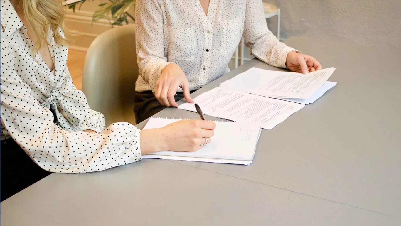 Eine Zahnärztin berechnet gemeinsam mit ihrer Niederlassungsberaterin den Mindestumsatz, den sie nach der Praxisgründung mit ihrer Zahnarztpraxis erzielen muss.