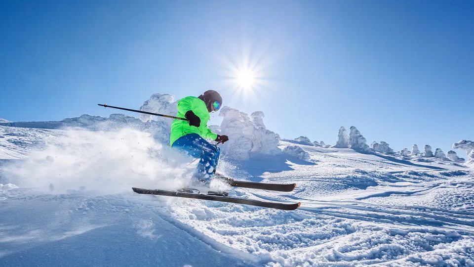 Ein Zahnarzt fährt beim Fortbildungs-Event zur zahnärztlichen Praxisgründung Just Dent It Winter Edition auf Skiern die Piste hinab.