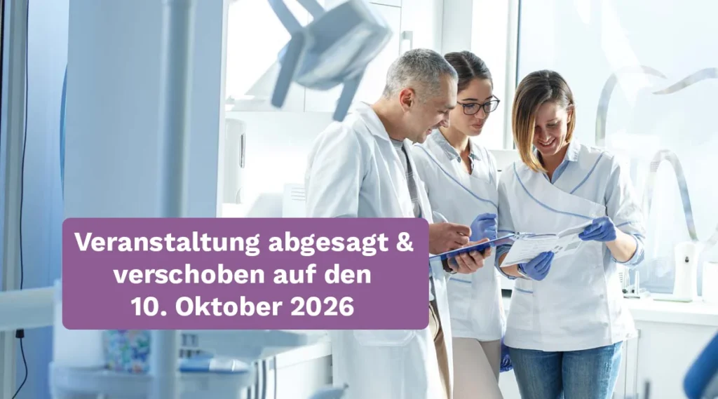 Ein Zahnarzt stimmt sich im Zuge der Mitarbeiterf&uuml;hrung mit seinem Team ab.
