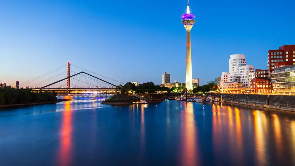 Blick auf die Rheinpromenade in D&uuml;sseldorf nahe dem Veranstaltungsort des Young Dental Experts Camps in Neuss.